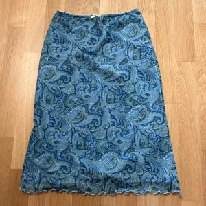 midi kjol - aldrig använd. nypris 400kr. storlek xs