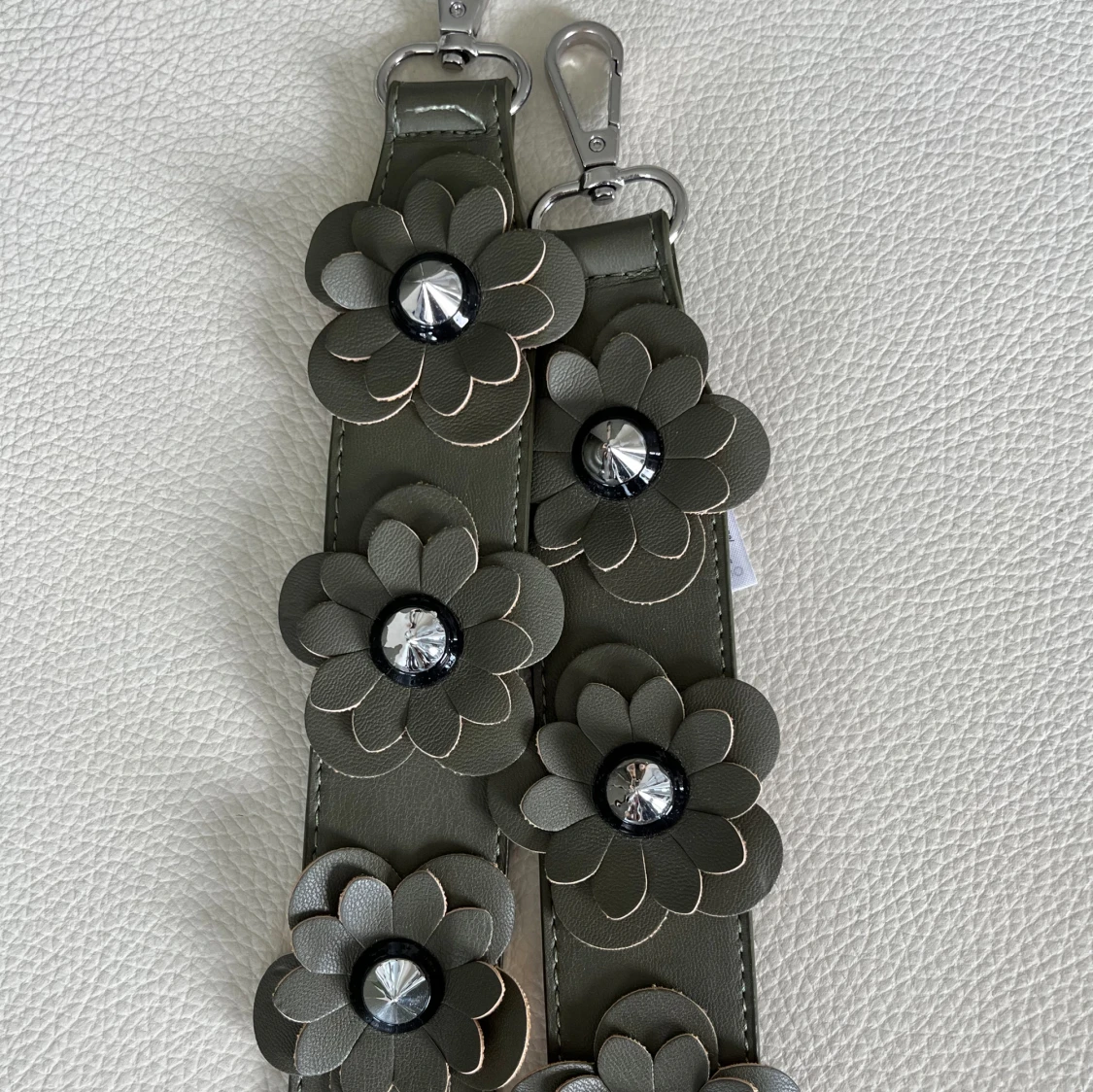 Grönt väskband med blomdetaljer  - 90