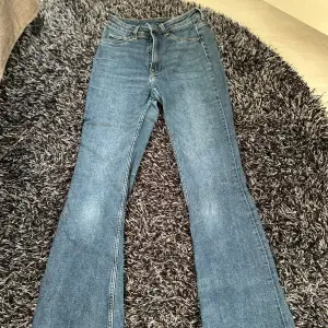 Ett par jätte fina jeans som är bootcut 💕 dem är jätte skönt och lite små stretchiga💕 skriv om du har några frågor 