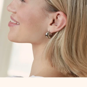 Edblad örhängen - Säljer dessa jättefina och populära hoopsen ifrån Edblad, andvända sparsamt så absolut inga defekter på dem, vattentåliga och slittåliga så det går bra att bada och duscha med💗