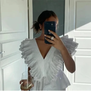 Zara vit topp - Säljer denna sååå fina zara topp! Perfekt till sommarn❤️