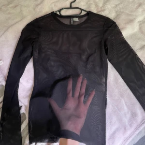 Genomskinlig tröja - Så cool tröja som passar perekft till festliga tillfällen och nyår. Tröjan är svart genomskinlig i storlek xs . Använd 1 gång.🌼
