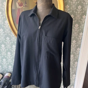L’homme rouge overshirt - Overshirt/överskjorta från L’homme rouge. Skön passform. YKK dragkedja. 