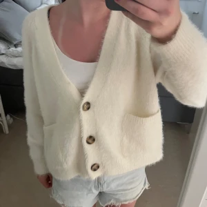 Kofta - Super fin och mysig kofta ifrån behrska i storlek xs/24. Priset kan diskuteras!💞