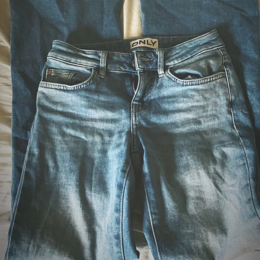 säljer ett par skit snygga low waist jeans i strlk 25, de är uppsydda vid benen så de är ganska så korta, de passade mig som var typ 157💘 säljer för 120kr skit  snygga verkligen!! Säljer bara för att de är för korta ❣️🙏. Jeans & Byxor.