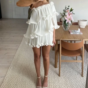 Klänning - Intressekoll på denna super fina klänning från NA-KD x lojsan Wallin. Endast använd 1 gång! Storlek 34. 