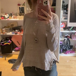 Cozy beige tjocktröja!🥰 - Använd fåtal gånger och i ett super skick! Kontakta gärna för fler frågor, bilder eller mått så löser jag det så fort jag kan💋 Längd; bröst neråt: 50cm Armlängd: 69cm