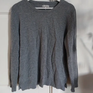 Stickad tröja - Fin stickad tröja som inte kommer till använding, fint skick. Hyffsat tunn men varm tröja av 100% lammull. XL men passar som L. Pris kan diskuteras, och fråga gärna angående funderingar.