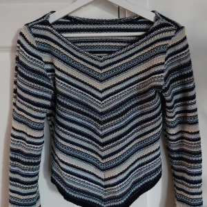 V-tröja långärmad - V-formad långärmad, lite kortare i ryggen, som inte kommer till användning och är i bra skick. Stickad men kliar inget. Pris kan diskuteras :) 🌟