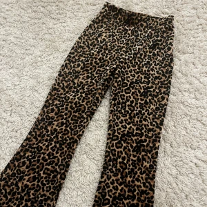 Leopard 🐆 byxa  - Snygg 🤩 storlek 146-152  (barnstorlek) Fint skick , använt 2-3 gånger. Inga defekter. Säljer för 95kr+frakt! 🚚 📦. Köpt på Lindex . Priset går att sänkas till 80kr !