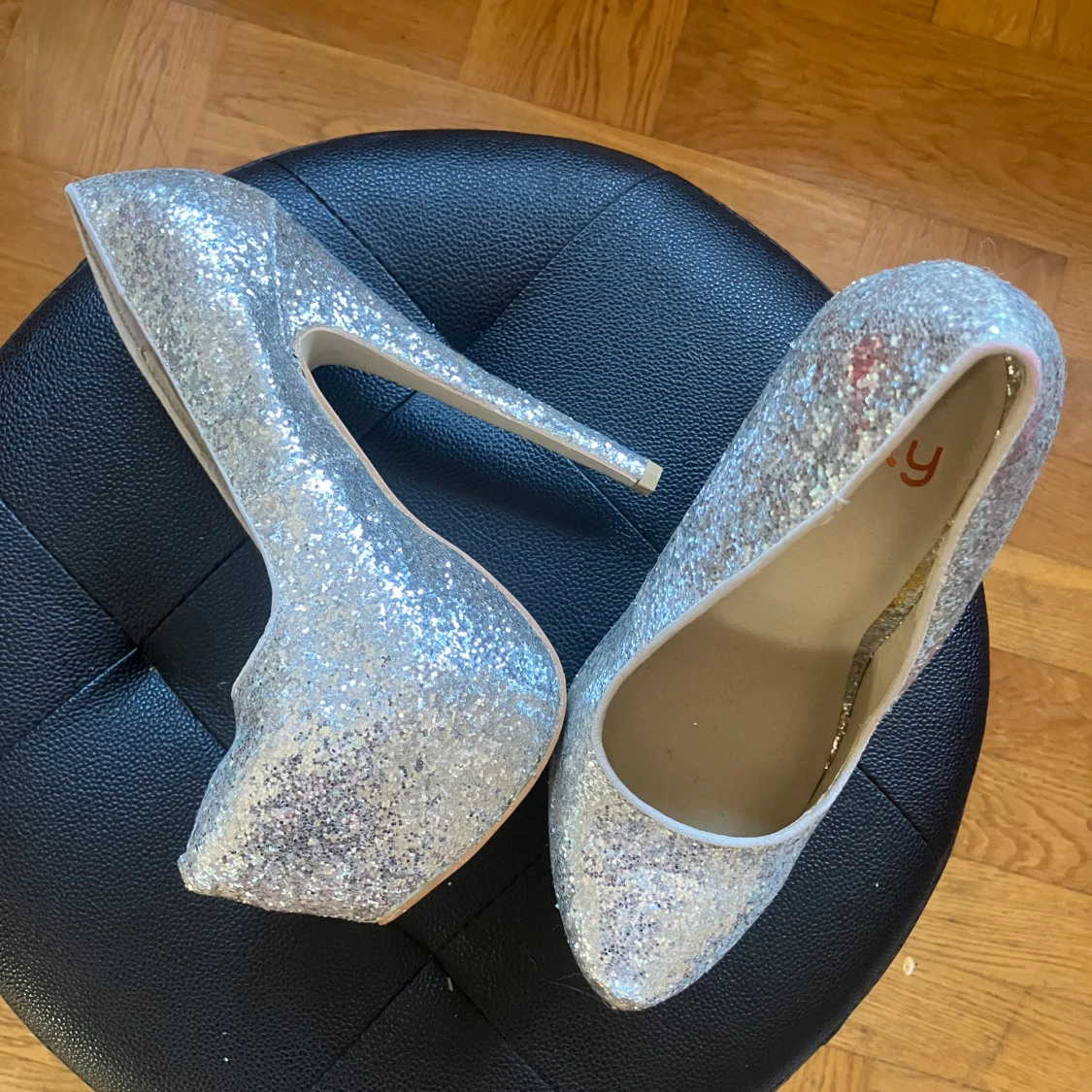 Glittriga högklackade skor - 91