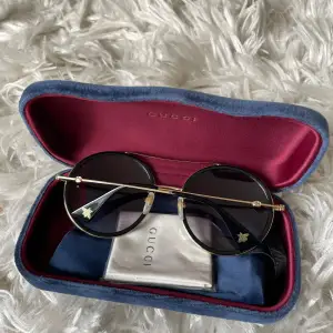 Solglasögon från Gucci modell GG 0061S. Inhandlades för 3200kr från misterspex. Glasögonen är använda ett fåtal gånger och är i mycket bra skick. Kommer med både mjukt och hårt fodral samt putsduk.