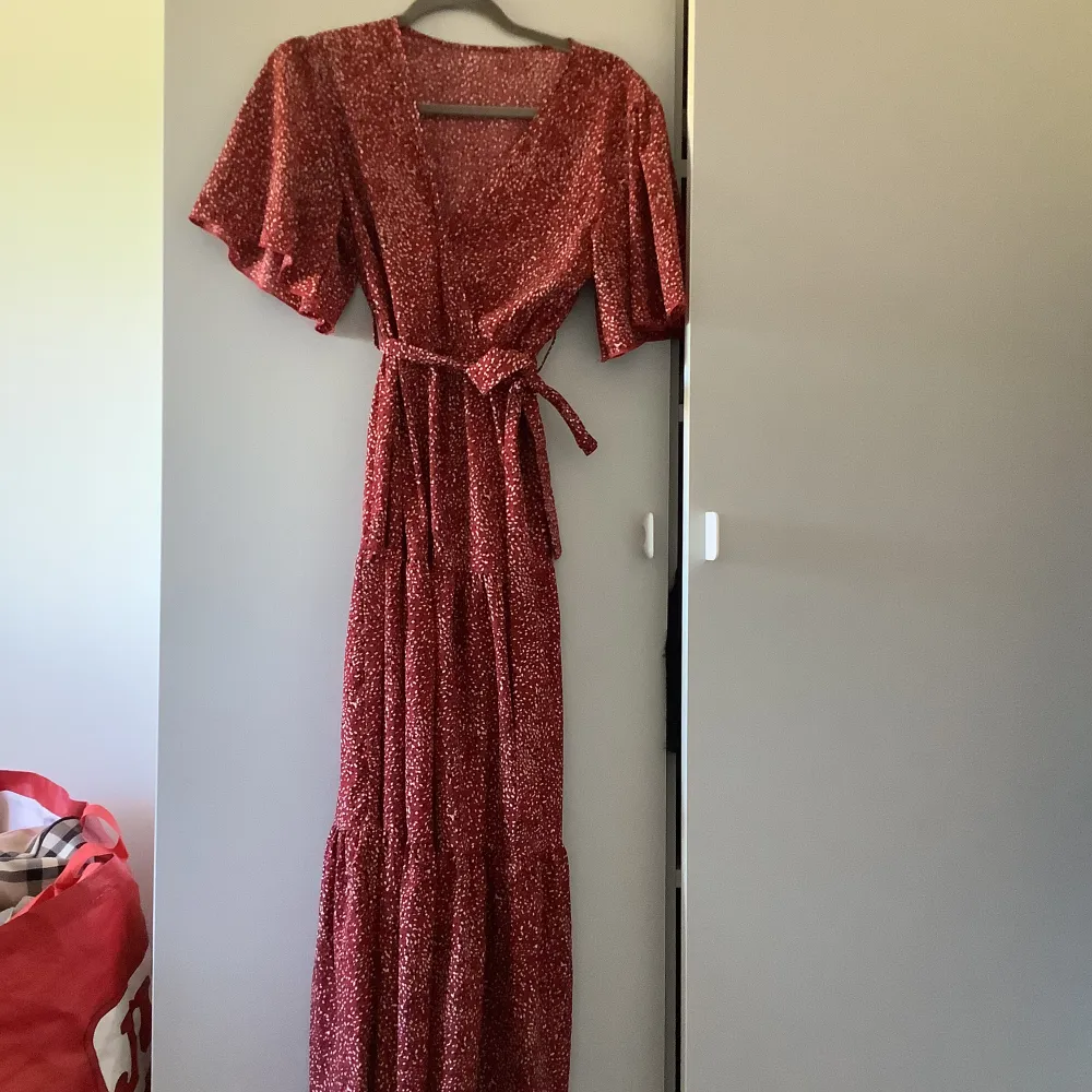 Fin långklänning i röd färg från Shein i strl M, använde fåtal gånger. Klänningar.