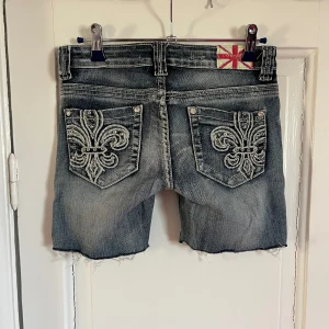 Lågmidjade jeansshorts med diamanter  - Lågmidjade jeansshorts med diamanter i storlek S 