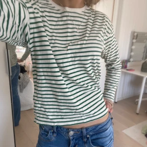 Randig tröja - Randig tröja som inte kommer till användning från stradivarius 🌸