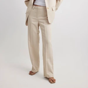 Beigea kostymbyxor - Jättefina kostymbyxor, säljer dom eftersom dom tyvärr är första för mig.