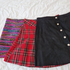 3 små söta kjolar.  - Alla i bra skick. Storlek small och 36. Svart i fuskmocka med knäpning, veckad skotskrutig med dragkedja i sidan och en randig med dragkedja bak.