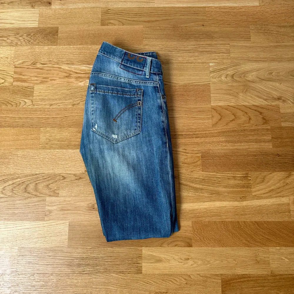 Säljer nu dessa sjukt snygga Dondup George jeans | skick 8/10 | ny pris 3000 kr | mitt pris 799 kr | Hör av dig vid lilla minsta fundering 🤝💯. Jeans & Byxor.