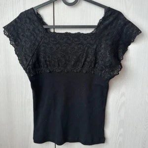 Spetstopp - En fin topp med spets längst upp, går ha off shoulder eller vanligt! Passar stl s/m då jag är mellan de stl🥰🥰