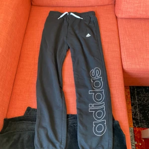 Adidas byxor  - Nytt skick inte använt så mycket 