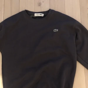 Lacoste sweater🐊 - Väldigt fin o skön sweater från lacoste🐊. Storleken xs-s funkar perfekt! 