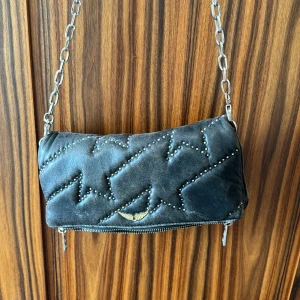 Zadig & Voltaire  - Super snygg väska som passar till allt, har änvänt ett par gånger men ser ändå väldigt fräsch ut. 