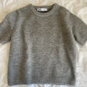 100% ull stickad t shirt från zara. Köptes i Oktober så i väldigt bra skick, endast använd 3 ggr. Säljer på grund av att den är lite för kort för mig💗 Köptes för 349kr