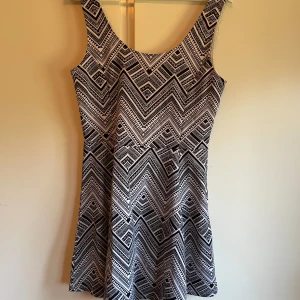 Klänning från hm  - Mönstrad klänning, fint skick. 