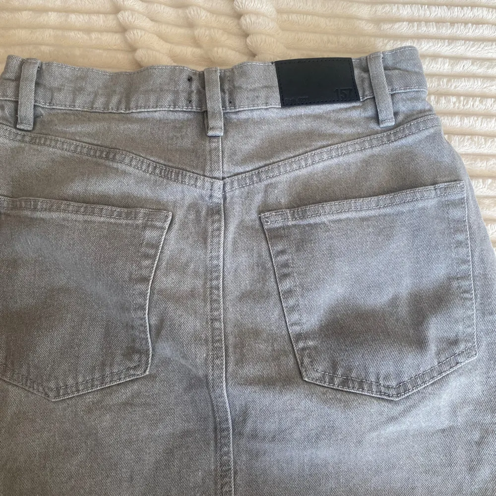 Oanvänd jeans kjol. Den har fyra ”knappar” som inte syns när man har på sig den. Den är köpt för 150 men pris kan diskuteras🩷. Kjolar.