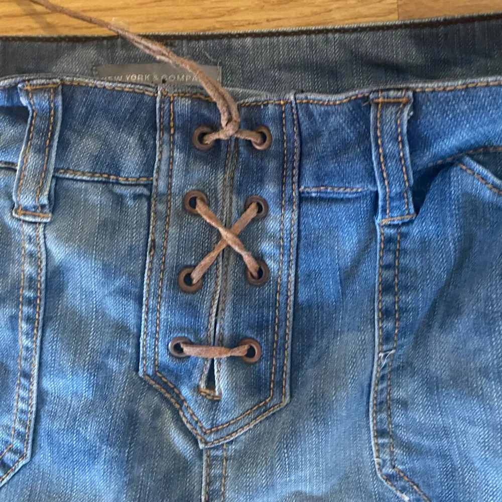 Jätte fina tiedye jeans med knytning som gylf. Innerbenslängd: 82 . Midjemått 37 tvärsöver men stretchigt material. Köptes utomlands för 890kr. . Jeans & Byxor.