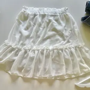 Somrig vit kjol från Chelsea💕Använd fåtal gånger, fint skick. Använd gärna köp nu och skriv vid frågor📦
