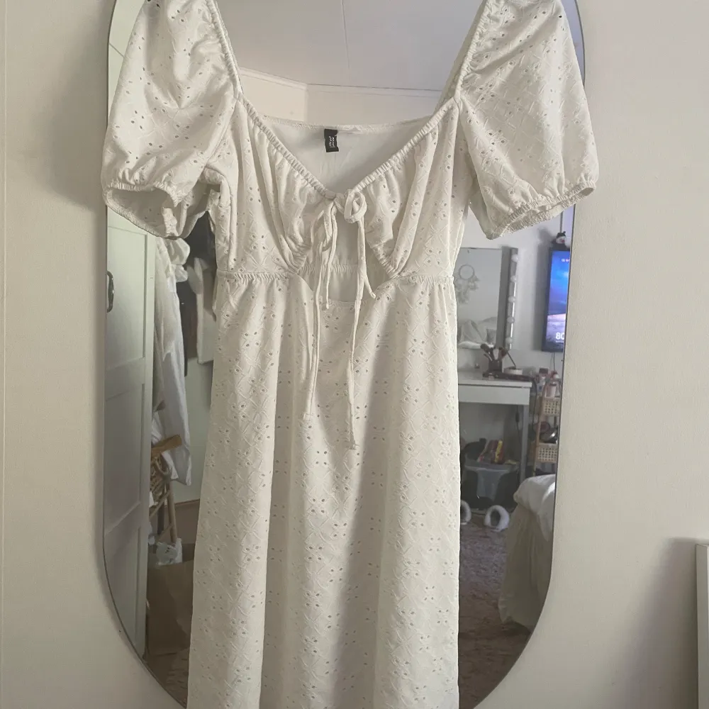 Säljer denna jätte fina klänningen jag använt 1 gång, den är i nyskick och jätte fin.💕 dom två sista är mina bilder!. Klänningar.