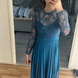 Blå festklänning  - Blå klänning med spets och långa armar, inbyggt linne och den faller fint på kroppen, jag när vanligtvis stl 34-36 och upplever att den var lite tajt. Nypris 1399kr, säljer den för 1000kr, använt en gång på ett bröllop. Slå en pling vid frågor😇