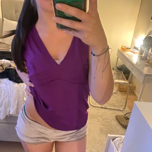 Lila topp - Säljer denna söta lila toppen då den inte kommer till användning 💜I storlek XL men passar mig bra som e Xs-s.