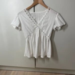 SHEIN  - Blus ifrån SHEIN med spets använd en gång är bra och luftigt material