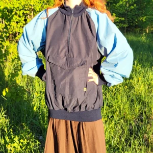 Jacka - Blå Anorak i använt skick men inga skador. Mother Karen’s, Utah USA. XL, jag är 162 cm och har vanligtvis xs, såhär sitter den på mig. Hör av dig om du undrar något💙
