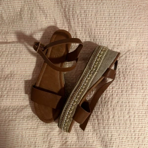 Klackskor - Klackskor i läder. Bruna med pärldetaljer.