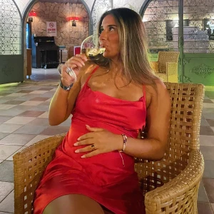 röd silkesklänning - En röd silkesklänning som bara har använts en gång. Inte blivit använd då jag inte haft tillfälle till det. Väldig snygg och justerbar efter hur du själv vill att den sitter med hjälp av snörning i ryggen❤️pris kan diskuteras 