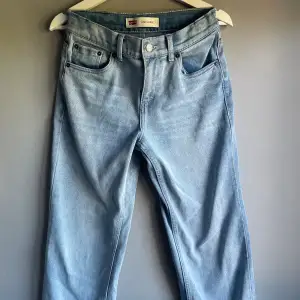 Säljer dessa ljusblåa Levis jeans eftersom dom är för små för mig😃 priset kan absolut diskuteras, bara skriv om ni har några fler frågor👍