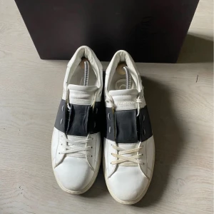 valentino open - Tjo säljer nu ett par feta valentino opens i storlek 44 box kommer med det är i jätte fint skick och skriv för mera frågor  mitt pris 1999 nypris cirka 7000 🚚frakt 1-3 🚚 skriv för mera frågor