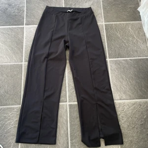 Kostymbyxor  - Väldigt stretchiga ”fake-kostymbyxor” ifrån Nelly. Slits på framsidan. Sparsamt använd 