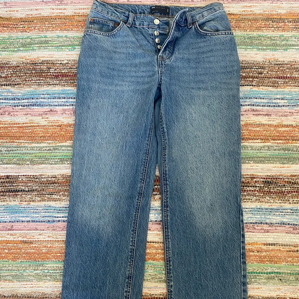 Raka jeans med medelhög midja från Asos. Bra skick - men säljer då de är för små för mig! Strl: 26/32 så XS/S. Passar mig i längd som är 160😁. Jeans & Byxor.