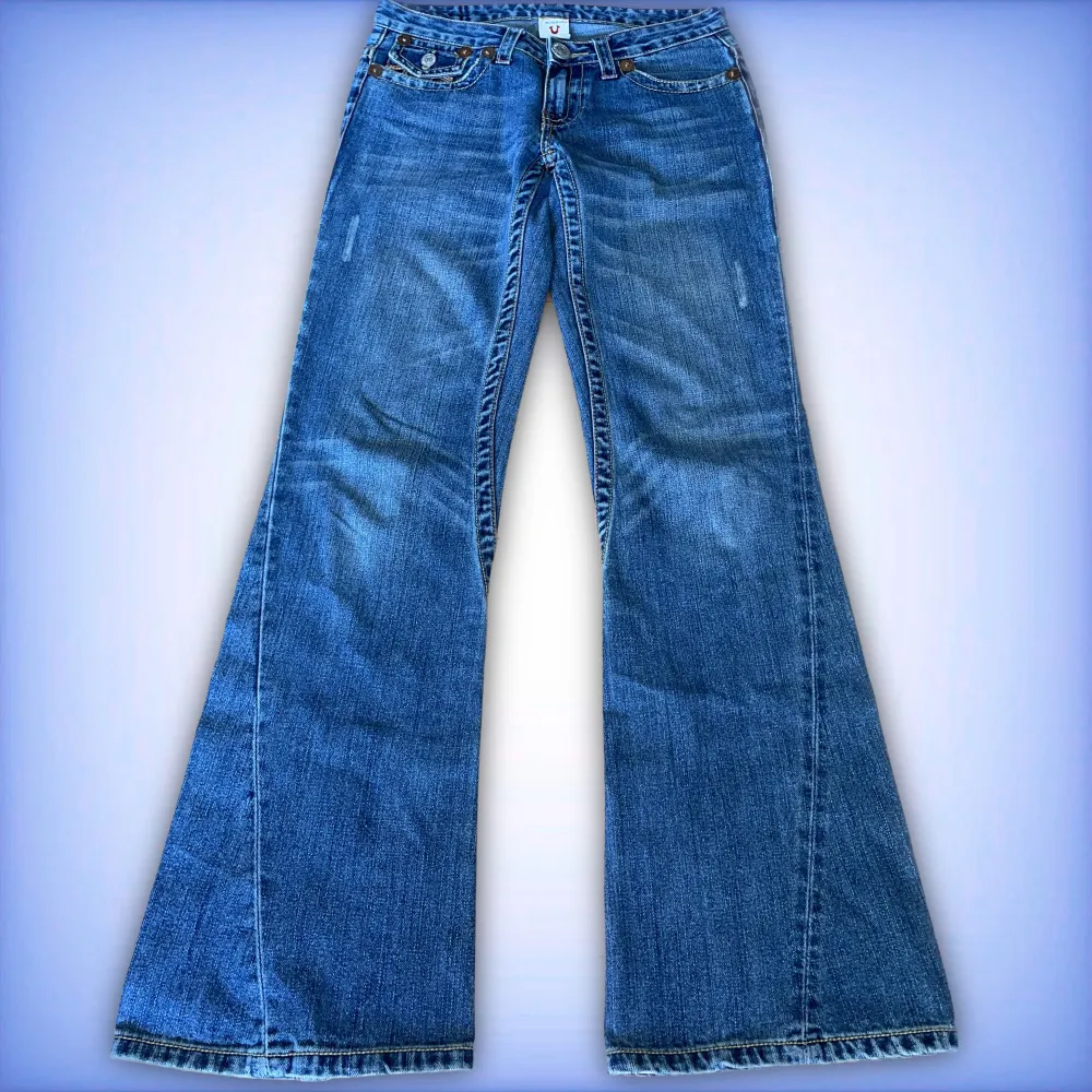 JUST NU 2 PAR JEANS FÖR 899kr! Ett par jätte fina lågmidjade bootcut True religion jeans i ett jätte fint skick! Hör av dig ifall du har frågor!💙. Jeans & Byxor.