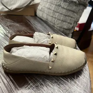 Skick: Använda Storlek:37 Färg: Cream white  Dessa skor är perfekta inför sommaren.🙌