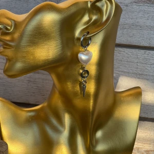 Sthlm stil örhängen säljes i par  - Otroligt snygga örhängen som säljes i par! Finns i två varianter! Material: rostfritt stål  