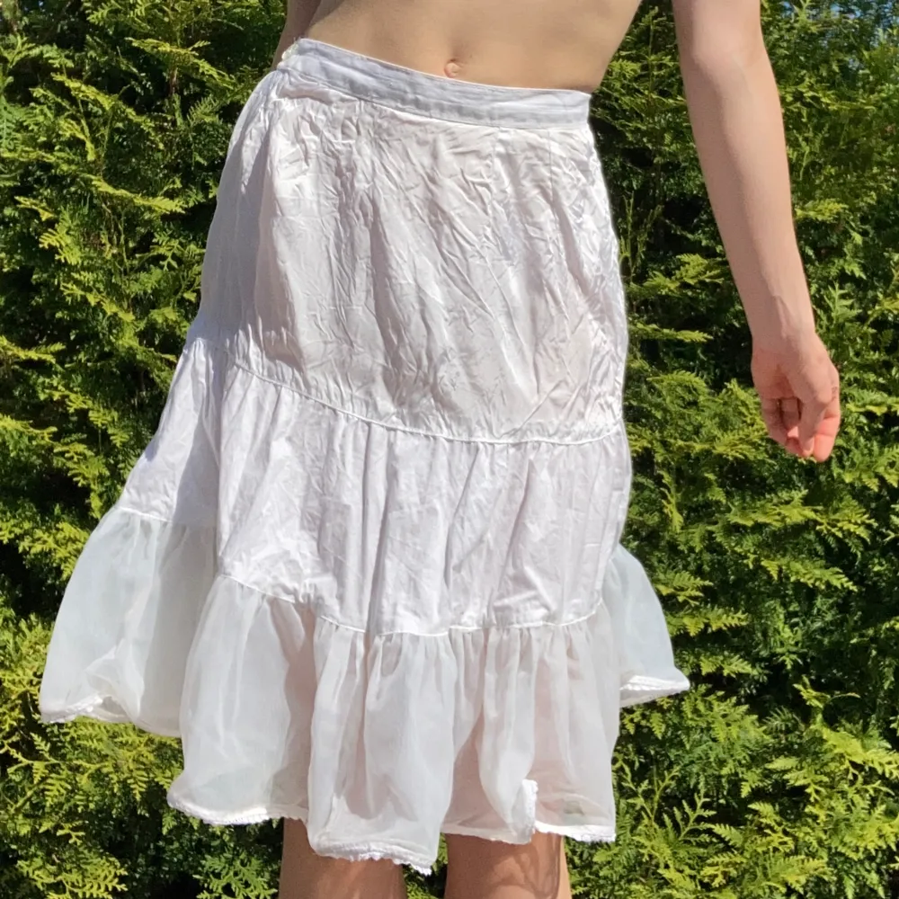  Så fin vit sommar kjol med puffig volang längst ner!    knälång längd🌸 . Kjolar.