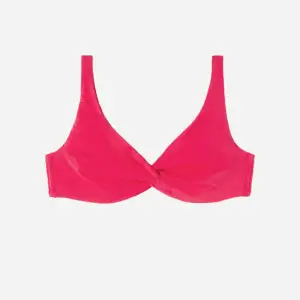 Säljer min rosa bikini överdel från calzedonia. Använd 4-5 gånger! Säljer bara överdelen. Köpt för 549kr men säljer för 379kr! Skriv för egna bilder💕💕