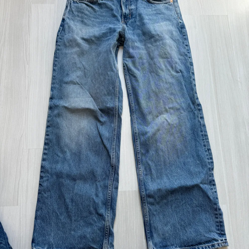 Baggy sköna weekday jeans, lite snöflinga längs när som nu kan se på bilden. Använda men bra skick! Lågmidjade. Jeans & Byxor.