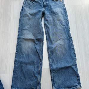 Baggy sköna weekday jeans, lite snöflinga längs när som nu kan se på bilden. Använda men bra skick! Lågmidjade