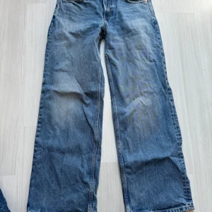 Weekday jeans baggy - Baggy sköna weekday jeans, lite snöflinga längs när som nu kan se på bilden. Använda men bra skick! Lågmidjade